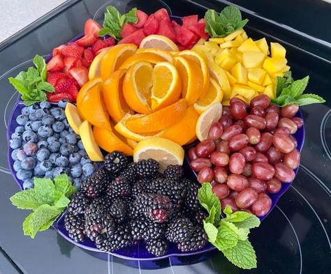 Fruity Cakes, Fruit Dips, Amazing Food Platters, Fruit Trays, Fruit Platter Designs, Decorações Com Comidas, Charcuterie Inspiration, Party Food Platters, Charcuterie Recipes