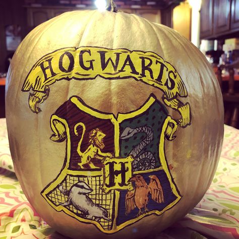 Idea for painted pumpkins Pumpkin Painting Harry Potter, Harry Potter Pumpkin Painting Ideas, Hogwarts Pumpkin Painting, Harry Potter Painted Pumpkin, Hogwarts Pumpkin, Harry Potter Pumpkin Painting, Harry Potter Pumpkin, Pumpkin Painted, Creative Pumpkin Painting