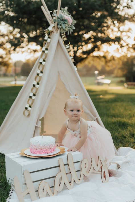 Teepee Cake Smash, Birthday Teepee, Teepee Cake, Outdoor Cake Smash, Baby Tent, 1st Birthday Pictures, 1st Birthday Photoshoot, First Birthday Pictures, Tent Decorations