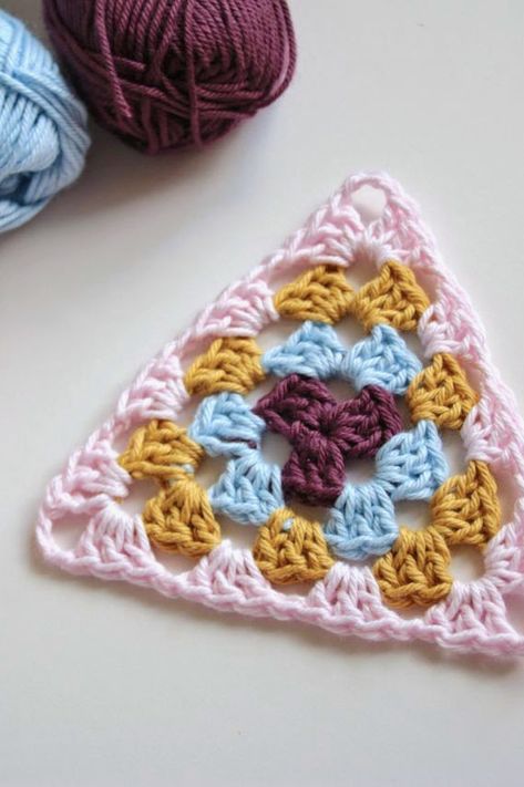 OTHER TUTORIALS & TIPS Crocheted Triangles, Granny Bunting, Triangle Crochet Pattern, Crochet Banner, Fingerless Mittens Knit, Granny Triangle, Triangle Crochet, Crochet Snowflake Pattern, Crochet Jewelry Patterns