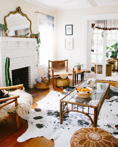 How to Tastefully Incorporate Animal Prints in Your Home #theeverygirl Farmhemian Decor, Cowhide Rug Living Room, Cowhide Rug, Living Room White, Chaise Design, Boho Interior, Boho Living Room, Living Room Inspo, New Living Room