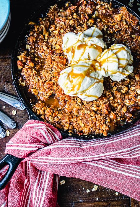 Smoked Apple Crisp Outdoor Recipes, Apple Cobbler Recipe, Grilled Desserts, Golden Delicious Apple, Apple Crisp Recipe, Toasted Oats, Apple Cobbler, Recipe Example, Blueberry Cobbler