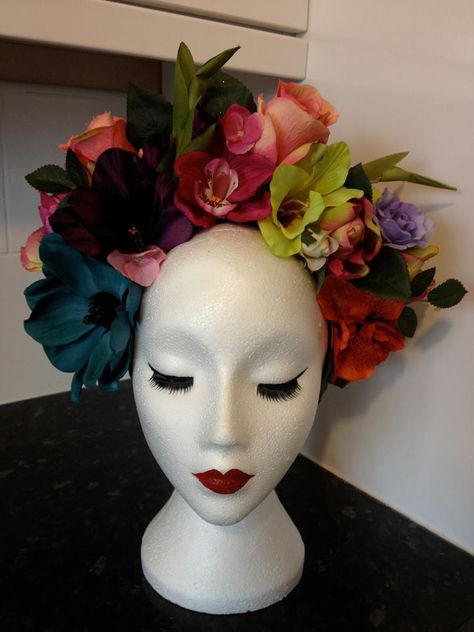 Mannequin Head Centerpiece, Halloween Decorations Hair Salon, Foam Head Ideas, Styrofoam Heads, Mannequin Decor, Styrofoam Art, Styrofoam Head, Mannequin Art, Foam Head