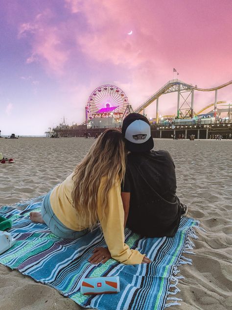 Venice Beach Couple Photoshoot, Santa Monica Pier Couple Pictures, Santa Monica Couple Pictures, Los Angeles Couple Pictures, Santa Monica Picture Ideas, Couple In Los Angeles, Santa Monica Pier Picture Ideas, Santa Monica Photoshoot, Santa Monica Engagement Photos