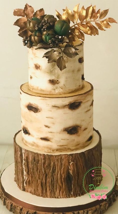 Woodland-inspired Wedding Cake Ideas : Wood Effect Cake with Metallic, Rustic Edible Leaves Forest Wonderland, Edible Leaves, Enchanting Forest, Wedding Cake Ideas, Cupcake Decorating, Wedding Guests, Cupcakes Decoration, Beautiful Cakes, Cake Ideas