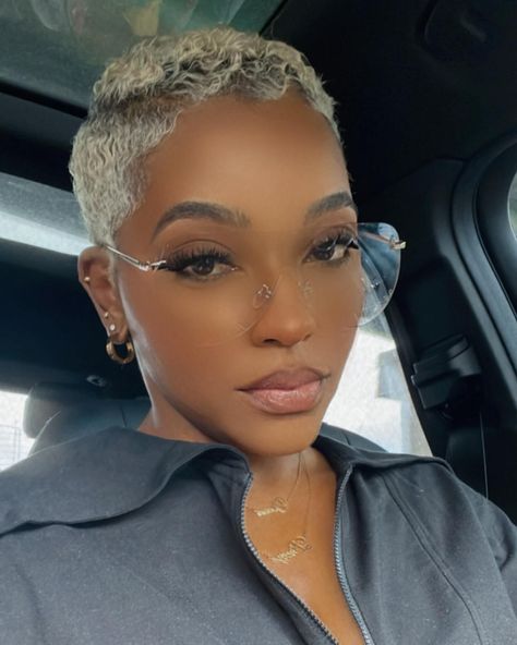 Blonde Baddie, Black Short Cuts, Plain Makeup, Low Cut Hairstyles, Month Challenge, Natural Hair Short Cuts, Cut Life, Short Hair Pixie Cuts, Short Sassy Hair