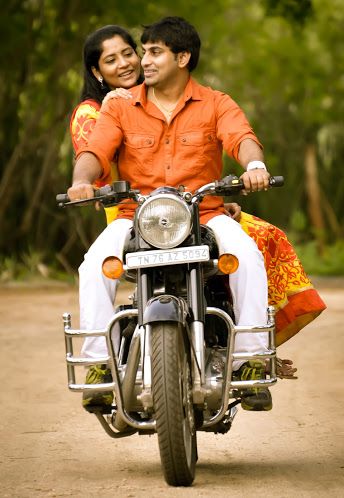 Royal Enfield Couple Photography, Bike Wedding Photography, Unique Wedding Poses, Bike Couple, Couples Pose, Story Photography, Babies Photography, Indian Couple, Lion Photography