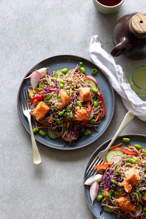 Salmon Noodle Bowl, Apple Cider Dressing, Cider Dressing, Edamame Noodles, Salmon Noodles, Soba Salad, Asian Fish, Asian Seafood, Soba Noodle Salad