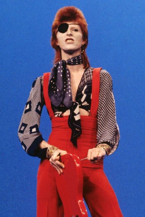 David Bowie Outfits, Goth Corsets, David Bowie Fashion, Glam Rock Style, Iconic Outfits, Toxic Vision, Fashion Goth, Legendary Singers, Toni Braxton