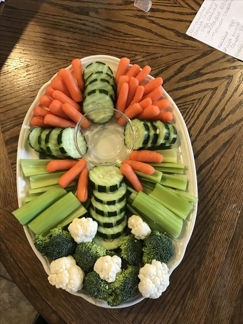 Veggie Tray Ideas, Corkboard Ideas, Easter Food Appetizers, Easter Party Food, Easter Appetizers, Easter Snacks, Vegetable Tray, Vegetable Platter, Theater Design