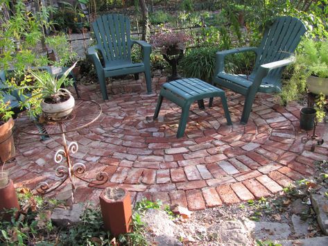 Round, broken bricks, backyard Patio Patterns, Small Brick Patio, Brick Patterns Patio, Brick Patio, Brick Path, Brick Garden, Flagstone Patio, Natural Stone Pavers, Patio Flooring