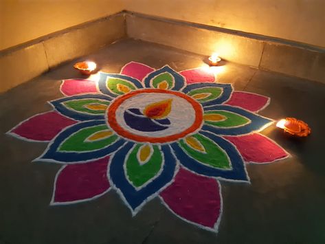 Simple Diwali Rangoli Ideas Small, દિવાળી ની રંગોળી, Small Rangoli Design Flower, Rangoli Mor Design, Simple Rangilo Design Latest, Diwali Rongali Design Simple, Flower Design Rangoli Diwali, Rangoli Designs Laxmi Puja, Deepali Rangoli