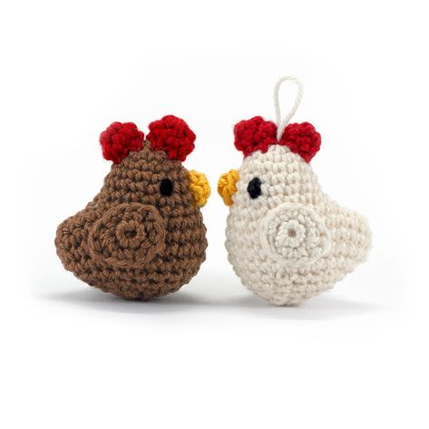 "Crochet this chicken amigurumi keychain with this easy to follow crochet pattern. This is a quick and easy crochet project including a full video. The small chicken (6cm / 2,5inch) was made with sport weight cotton yarn and a 2.5 mm crochet hook and the biggest chicken (12 cm/ 5 inch) with super bulky chenille yarn and a 5 mm crochet hook. They are both made with the same pattern. You can use any yarn to make this cute chicken. Have fun making a cute plush chicken!" Large Crochet Hooks, Christmas Crochet Patterns Free, Chicken Pattern, Crochet Chicken, Crochet Keychain Pattern, Cute Chickens, Beginner Crochet Projects, Crochet Simple, Crochet Keychain