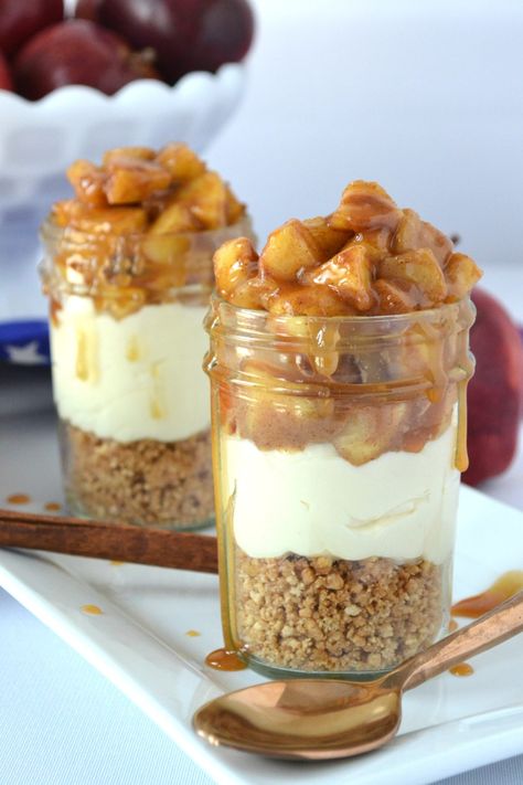 Cheesecake Cups Recipe, Cheesecake Parfait, Apple Pie Cheesecake, Trifle Dessert Recipes, Pumpkin Pie Ice Cream, Dessert Cups Recipes, Mason Jar Desserts, Cheesecake Parfaits, Mini Dessert Cups