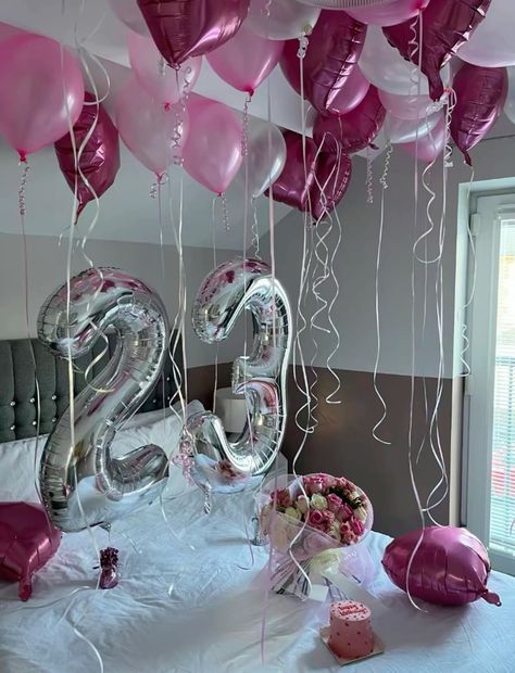 23 Birthday Ideas, Birthday Decor For Him, Birthday Aesthetics, 23 Birthday, Gold Birthday Party Decorations, Birthday Room, Birthday Pic, Birthday Style, 16th Birthday Decorations