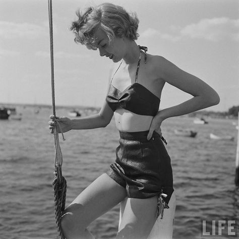 1950s Wet Proof Paper Bikini..? | We Heart Vintage blog: retro fashion, cinema and photography 1950s Swimwear, 50s Inspired Fashion, Vintage Bathing Suit Patterns, 1950s Models, Swimsuits Photoshoot, Heart Vintage, Vintage Swimwear, Vintage Swimsuits, Cute Bathing Suits