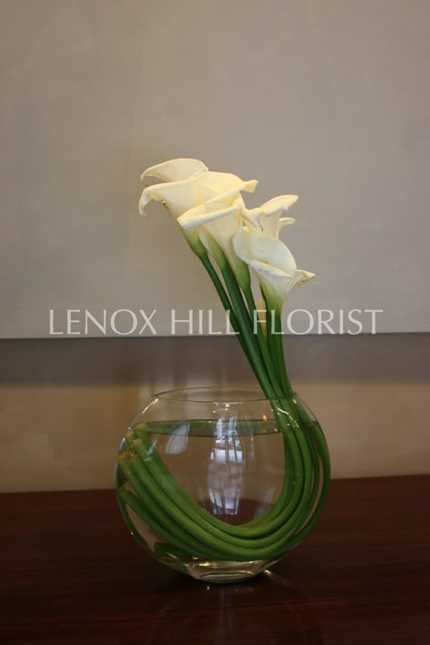 Architectural Flower Arrangement - Flower Arrangements Lily Centerpieces, Autumn Birthday, Modern Flower Arrangements, Flower Arrangements Diy, Bohol, Deco Floral, Modern Flower, Arte Floral, Floral Centerpieces