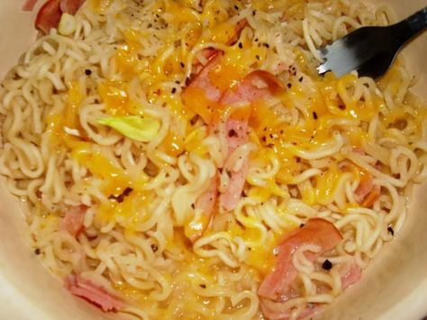 Ham & Cheese Ramen Noodles ^_^ Cheap Budget Meal. Photo by Karen Elizabeth Cheese Ramen Noodles, Roman Noodles, Ramon Noodles, Meal Photo, Cheese Ramen, Ramen Recipes Easy, Ramen Dishes, Top Ramen, Noodles Recipes