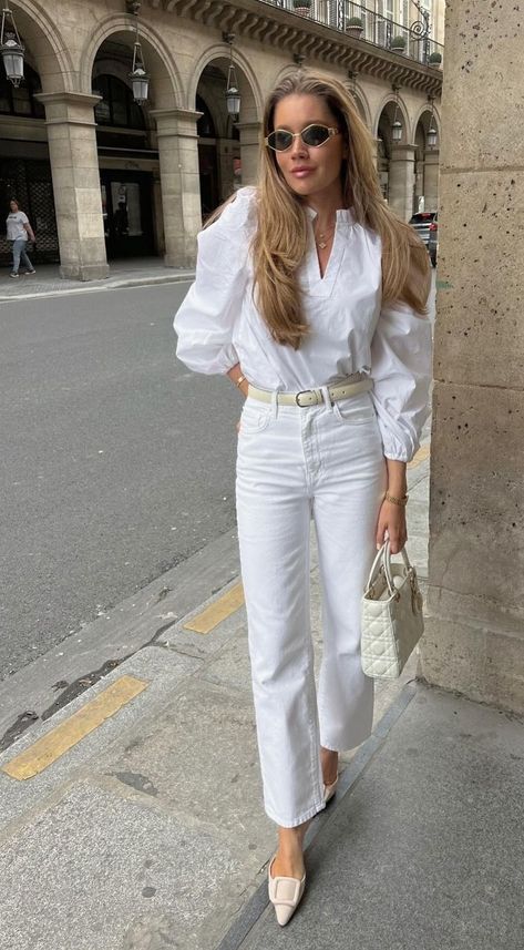 Monochromatic Outfit White, White Monochromatic Outfit, Casual Work Outfits Women, White Jeans Outfit, Elegant Outfit Classy, Autumn Look, Monochromatic Outfit, Muslim Outfits Casual, Stylish Fall Outfits