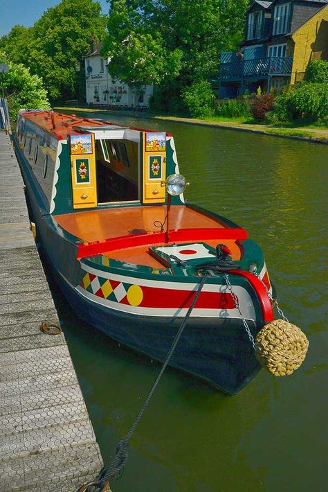 Narrowboat Exterior Colours, Pontoon Boat Hacks, Narrowboat Exterior, Diy Pontoon Boat, Pontoon Boat Ideas, Canal Boat Narrowboat, Diy Pontoon, Colourful Boats, Boat Hacks