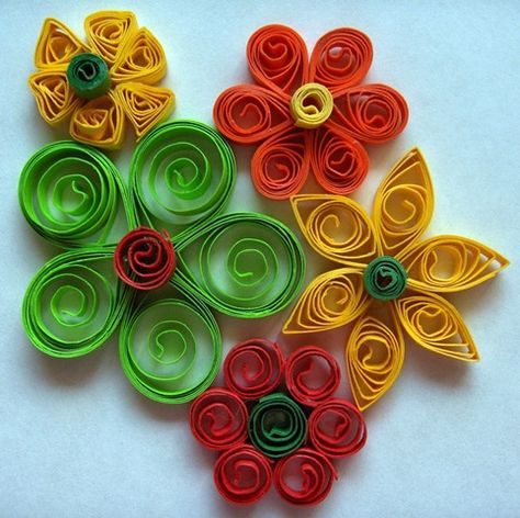 Make It Gorgeous! Create Beautiful Paper Crafts - Craft Paper Scissors Paper Quilling Tutorial, Paper Quilling For Beginners, Paper Quilling Flowers, Quilling Christmas, Paper Quilling Patterns, Quilled Paper Art, Quilled Creations, Quilling Tutorial, 3d Quilling