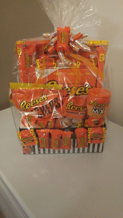 Reese Gift Ideas, Reese’s Christmas Ideas, Gift Basket Snacks, Reeses Gift Basket, Red Snacks Basket, Colour Picnic, September Wishes, Reeses Gift, Reese’s Gift Basket