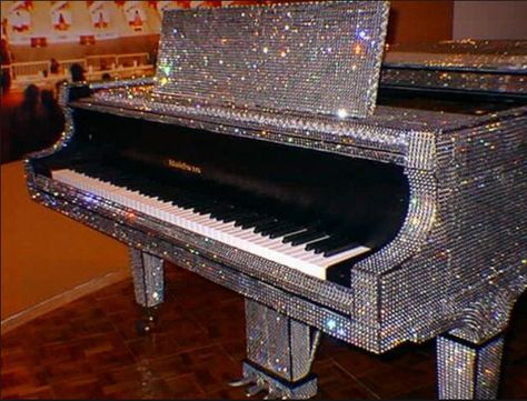 Now THAT is one sparkly piano! Grande Piano, Museums In Las Vegas, Love Sparkle, Grand Piano, Sparkles Glitter, Piano Music, Bling Bling, Ipod, Swarovski Crystals