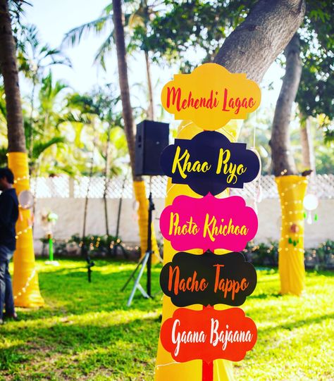 Sangeet Props, Shaadi Wala Ghar Decoration, Pakistani Mehndi Decor, Haldi Ceremony Decorations, Haldi Decoration, Mehendi Decor Ideas, Haldi Decor, Wedding Photo Booth Props, Indian Wedding Video