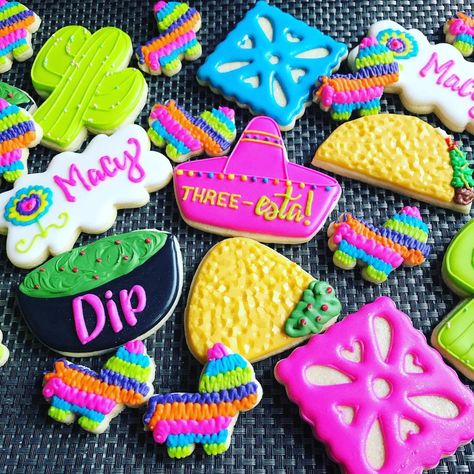 Jamie Lee Peterson on Instagram: “It’s a THREE-esta!!!! So many fun cookies!!! Look at that tiny little piñata!!🥰 🌮 🌵 . . . . #fiestacookies #tacocookies #pinatacookies…” Three Esta Cookies, Three Esta, Pinata Cookies, Fiesta Birthday Party, Birthday Cake Pops, Third Birthday Party, Fiesta Birthday, Birthday Idea, Jamie Lee