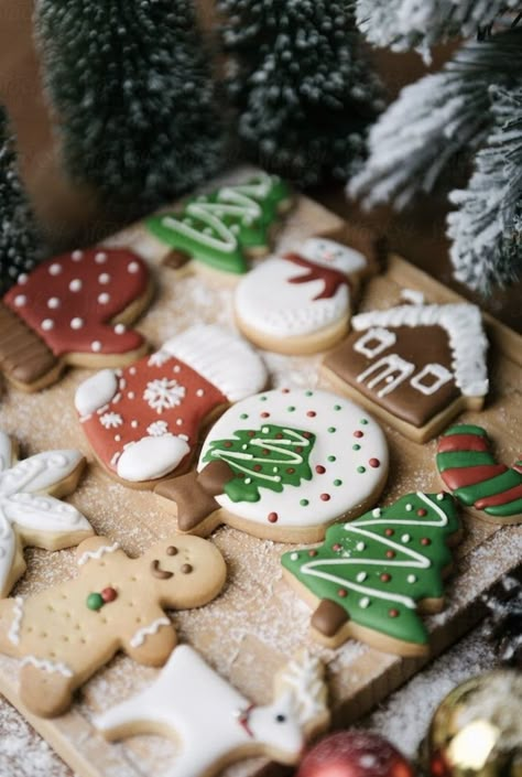 Xmas Cookies Aesthetic, Christmas Bakery Aesthetic, Baking Christmas Cookies Photo Shoot, Christmas Aesthetic Cookies, Christmas Cookie Wallpaper, Christmas Cookie Photoshoot, Christmas Cookies Photography, Christmas Aesthetic Decoration, Christmas Cookies Wallpaper