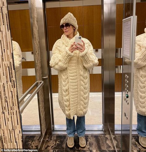 Kelly Rutherford Style, Crochet Duster, Big Sweater, Kelly Rutherford, Duster Sweater, Big Sweaters, Celebrity Street Style, Celebrity Outfits, Gossip Girl