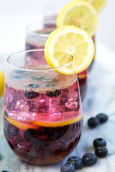 This Boozy Blueberry Lemonade Cocktail is one of my summer favorites! They are refreshing, gorgeous and full of blueberry flavor. Blueberry Lemonade Recipe, Fresh Drinks Summer, Blueberry Simple Syrup, Blueberry Cocktail, Blueberry Vodka, Vodka Lemonade, Lemonade Cocktail, Vodka Cocktails Recipes, Blueberry Lemonade