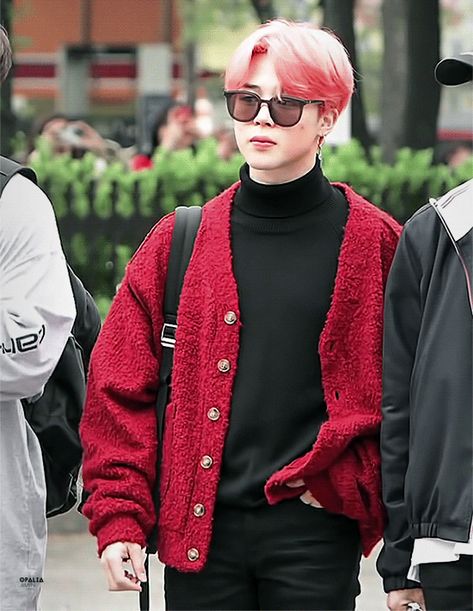 190419 Arrival to Music Bank #JIMIN #지민 #BTS Shopping Mall Video, Mall Video, Jimin Airport, Walking Gif, Jimin Videos, When Im Bored, Airport Style, David Bowie, Shopping Mall