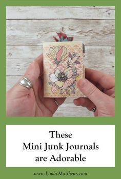 Mini junk journals are fun and easy to make, and these printable mini-journals can be made using two different assembly methods – one using glue to make a mini-book style junk journal, and one using stitches to make a stitched journal. Chipboard Mini Albums Ideas, How To Make Mini Journal Book, Mini Handmade Cards, Mini Junk Journal Tutorial, How To Make Mini Books Tutorials, Mini Junk Journal Ideas, Mini Journal Diy, Mini Junk Journals, How To Make A Mini Book