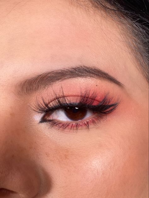 Maquillaje rojo con toques rosados Red Makeup Natural, Basic Red Makeup Look, Red Eye Looks Simple, Cute Red Eyeshadow Looks, Natural Red Eyeshadow Looks, Simple Red Eyeliner Looks, Red Makeup Looks Easy, Halloween Makeup Red Eyes, Homecoming Makeup For Red Dress