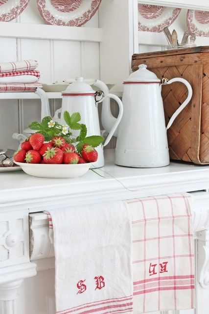 I love everything about this photo.  Enamel ware, tea towels, plate rack, plates and wicker!  Farmhouse look at it's best. Cottages À La Campagne, French Decorating Ideas, Kitchen Built Ins, Vibeke Design, Kitchen Country, Farmhouse French Country, Enamel Ware, Color Decor, French Country Kitchens