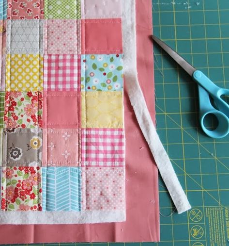 Binding A Quilt, Quilt Binding Tutorial, Binding Tutorial, Sew Ins, Quilt Binding, Techniques Couture, Patchwork Quilting, Doll Quilt, Diy Quilt