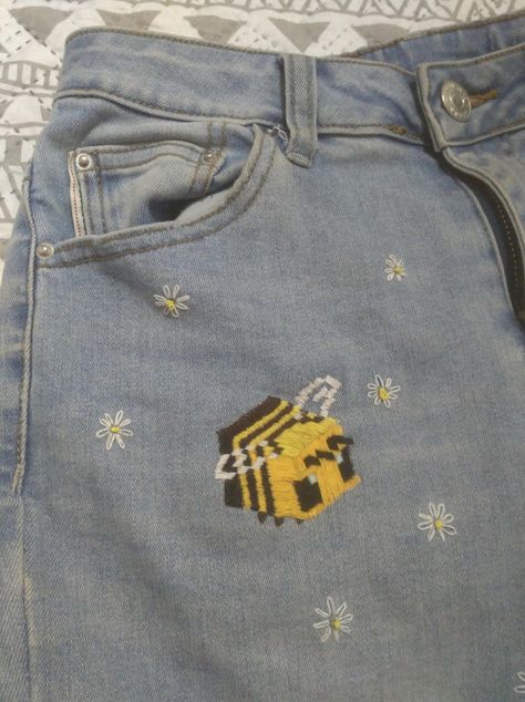 Minecraft Bee 🐝 Embroidery Cute Embroidery Designs Sweatshirts, Inbrodery Ideas, Patch Making, Minecraft Bee, Jeans Embroidery, Anime Embroidery, Bee Embroidery, Diy Vetement, Pola Sulam