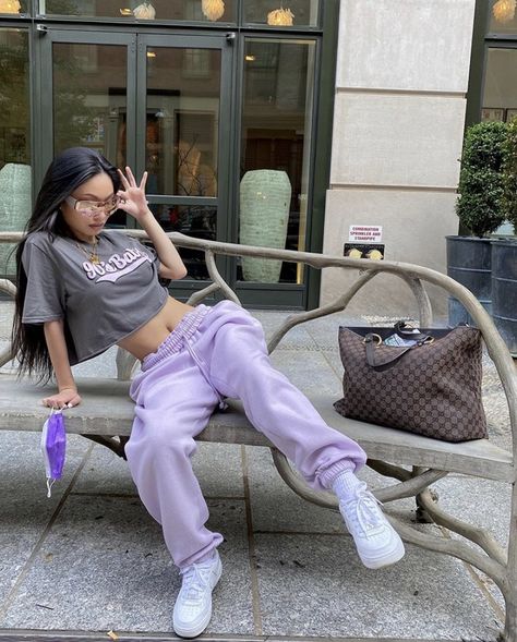 grey or gray boxy crop top paired with purple sweats or sweatpants, white long socks and nike air force 1s and accessories and sunglasses #accessories #necklace #gold #sunglasses #sweatpants #cropped #chill #lazy #streetwear Purple Sweatpants Outfit, Jenny Lin, Purple Sweatpants, Vestiti Edgy, Streetwear Girl, Mode Instagram, Purple Hearts, Purple Outfits, Urban Lifestyle