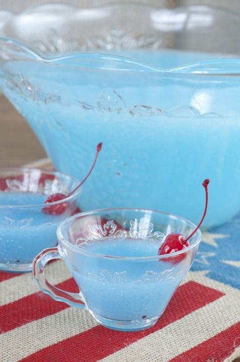 Delicious Blue Punch Recipes You're Gonna Love - Tulamama Blue Party Punches, Blue Punch Recipe, Fourth Of July Drinks, Baby Shower Punch, Blue Punch, Party Punch Recipes, Alcoholic Punch, Punch Drinks, Blue Drinks