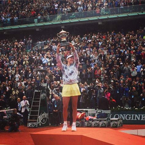 Garbiñe Muguruza hoists the Champions trophy after defeating Serena Williams in the 2016 French Open Ladies Final. Congrats to Garbiñe on a well-deserved victory! Tennis Trophy Aesthetic, Garbiñe Muguruza Blanco, Tennis Trophy, 2025 Prayer, Garbiñe Muguruza, Wta Tennis, Pro Tennis, Champions Trophy, Vision Board Photos