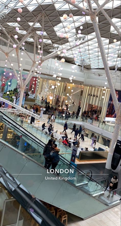 #shopping #london Mall Aesthetic, Middlesex University, Fake Ft Call, Manchester United Kingdom, London Dreams, Mall Stores, Cute Date Ideas, London Shopping, Electronic Shop