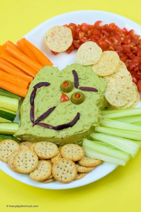 Grinch Guacamole, Best Christmas Appetizers, Grinch Christmas Party, Decorações Com Comidas, Christmas Brunch, Xmas Food, Holiday Appetizers, Christmas Party Food, Christmas Snacks