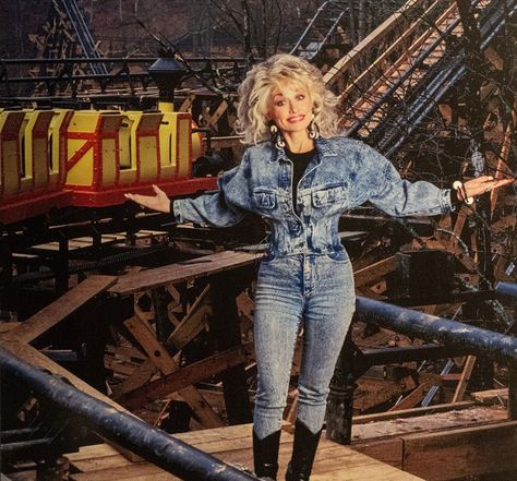 108.5k Likes, 1,684 Comments - Dolly Parton (@dollyparton) on Instagram: “Just came across this photo of me at my favorite place! What’s your favorite ride at @dollywood?” Dolly Parton Looks, Dolly Parton Costume, Dollywood Park, Classic Fashion Looks, Trash Bash, Dolly Parton Pictures, 90s Country, Chasing Rainbows, Country Aesthetic