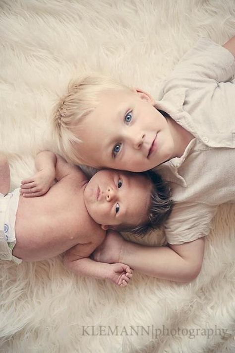 Sibling Photography Newborn, Sibling Photo Shoots, Newborn Family Pictures, Newborn Sibling, Foto Kids, Newborn Photography Boy, Newborn Family Photography, Baby Pictures Newborn, Newborn Family Photos