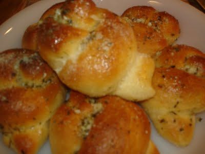 Garlic Knots In Bread Machine, Garlic Knots Bread Machine, Bread Maker Garlic Knots, Best Garlic Knots, Fresh Dough Pizza, Best Roll Recipe, Chicken Recipes For One, Breadmaker Recipes, Pancake Syrup Recipe