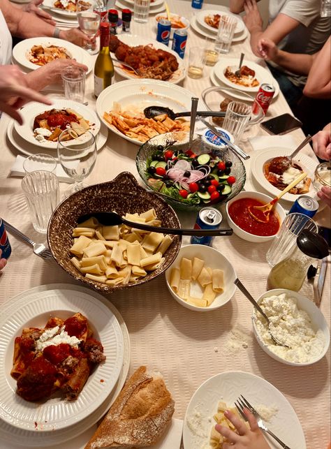 A sunday dinner with family with pasta and wine. Italian Sunday Dinner, Dinner With Family, Sunday Dinner, Family Dinner, Pasta, Wine, Quick Saves