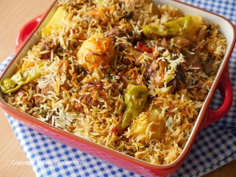 Sindhi Biryani, Biryani Food, Dried Prunes, Food Fusion, Chicken Chow Mein, Yellow Foods, Pakistani Food, Biryani Recipe, Chow Mein