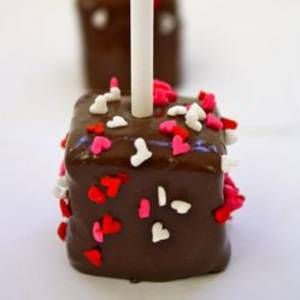 Looking for the perfect Valentine's Day dessert idea? You're sure to find something delicious here with over 100 treat ideas! Chocolate Covered Candy, Dessert Saint Valentin, Plate Recipes, Jelly Hearts, Dipped In Chocolate, Brownie Desserts, Kids Treat, Valentines Day Food, Brownie Bites