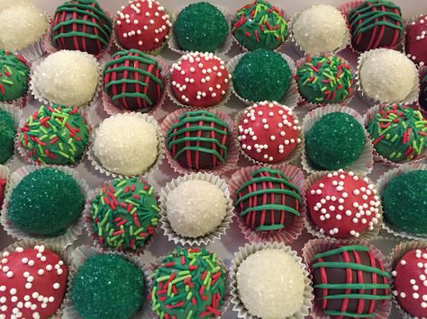 Christmas cake pops or balls. Ornament Cake Balls, Christmas Cake Balls Ideas, Christmas Themed Cake Pops, Chocolate Christmas Cake Pops, Cake Balls Christmas, Christmas Tree Cake Balls, Christmas Dessert Tray, Christmas Cake Balls, Brownie Cake Pops